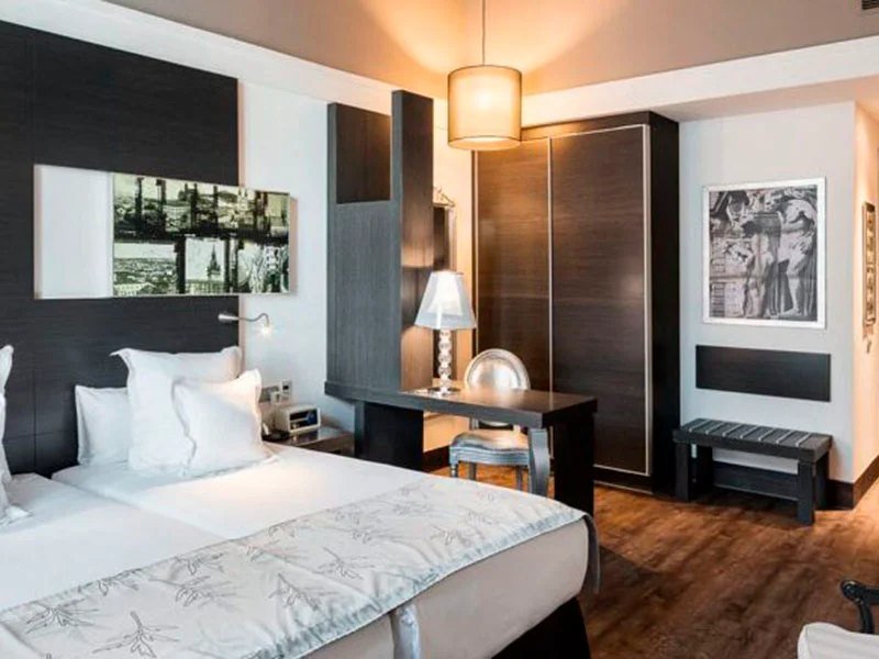 Cuadros y enmarcación a medida en Barceló · Brno