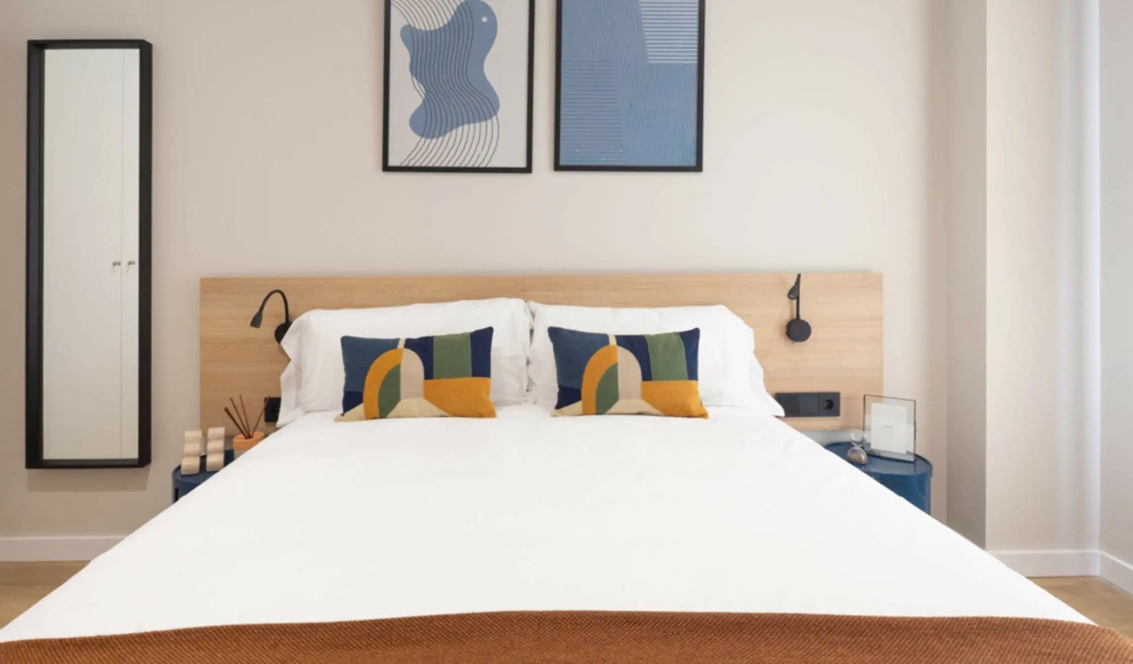 Cuadros y enmarcación a medida en Málaga Tech Park · Coliving