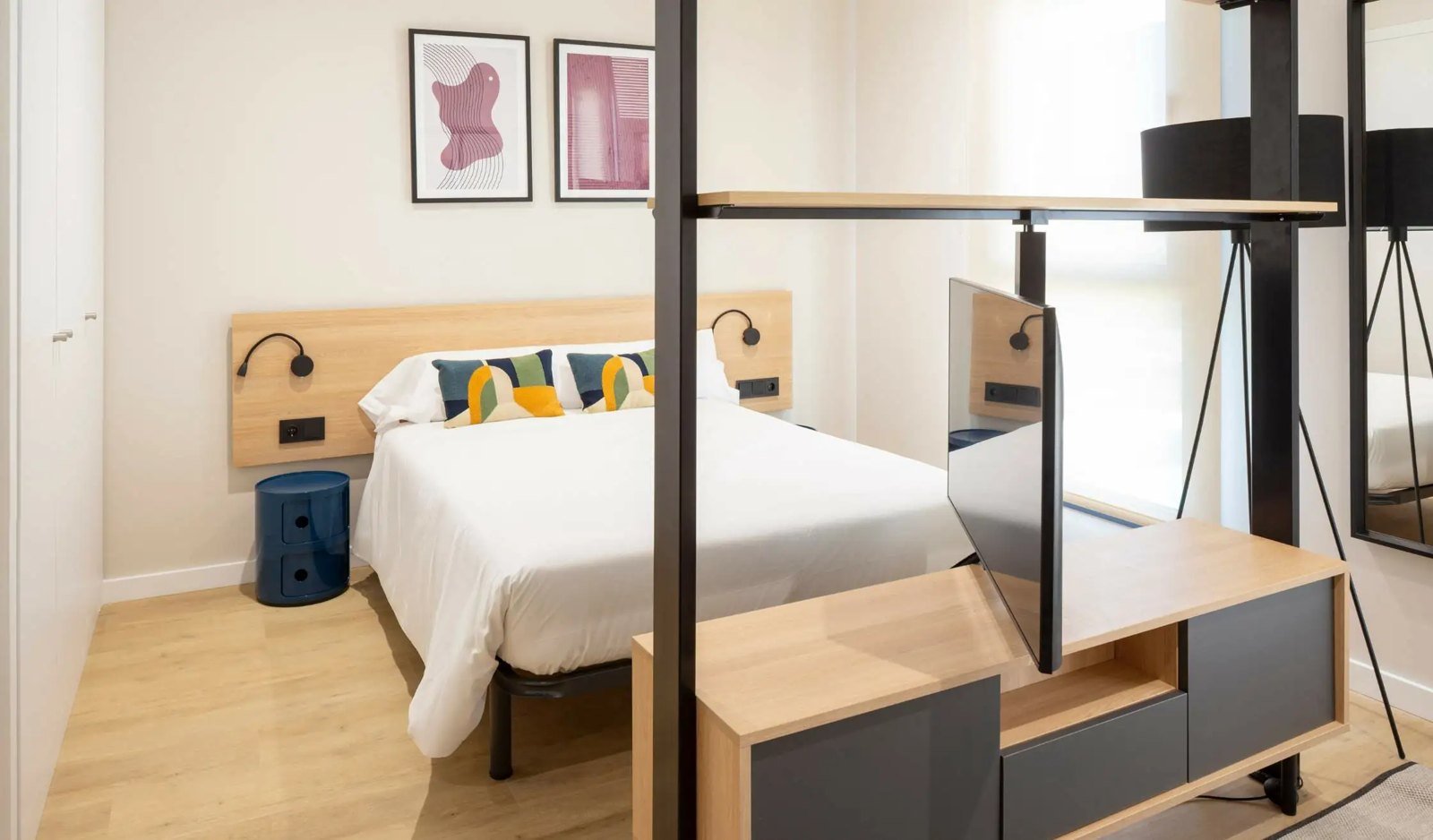 Cuadros y enmarcación a medida en Málaga Tech Park · Coliving